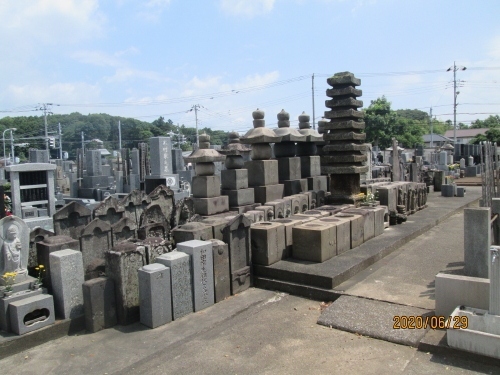柏市増尾の増尾山少林寺は永禄元年 (1558年)正月、重胤公の子孫にあたる相馬慶胤 (嗣嶽慶胤禅師)が、重胤公とその家来たちの供養と慰霊のために、 奥州相馬家より重胤公の兜の中に納められていた小さな観音像を増尾に請来し、増尾山少林寺が開山されました。広い無縁塚に相当数の墓石が集められています。石仏があるのかどうかは解りません。十九夜塔も戒名が入っています。参考にさせていただいたブログは下記です。石仏神心 114 北総石仏 柏の石仏 増尾に詳しく書かれています。http://sekibutu.blogspot.com/