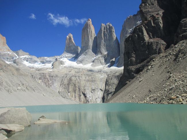 チリ・南端プエルトナタリスからパタゴニア地方でアルゼンチン側と同じ公園内に位置する、トレス・デル・パイネ国立公園も有名な観光地として多くのトレッキング参加者多く、今回はその中で人気のトレス・デル・パイネ先鋒をトレッキング行程の様子を紹介します。<br />結論から申し上げると、天候にも恵まれ素晴らしい大自然に変わった先鋒山系（トレスとはスペイン語で３つの意味）を観て良かったですが、南米日程に余裕と費用ある旅行者にはお勧めします。<br />今回も天候を考慮して３泊４日間の予定で天候予報で2日目に朝早く7時発バスで9時頃国立公園事務所着、入山手続き（ＶＴＲ録画）し入山書記載し、ホテル（国立公園入口）迄のバス乗換し10時前にトレッキング開始し、再びこのホテルゲートに18時半頃に戻る（公園事務所の最終バスが19時なのでこのバス乗れないとプエルトナタリス戻れない事になる。<br />依って、トレス・デル・パイネ先鋒の往復行程は8時間以内（ランチ含む）で完了しなけれななりません。<br />ここも厳しい岩場登山を強いられるので、健脚の自信あるトレッキングが求められる。（日本で事前訓練を要望する）。