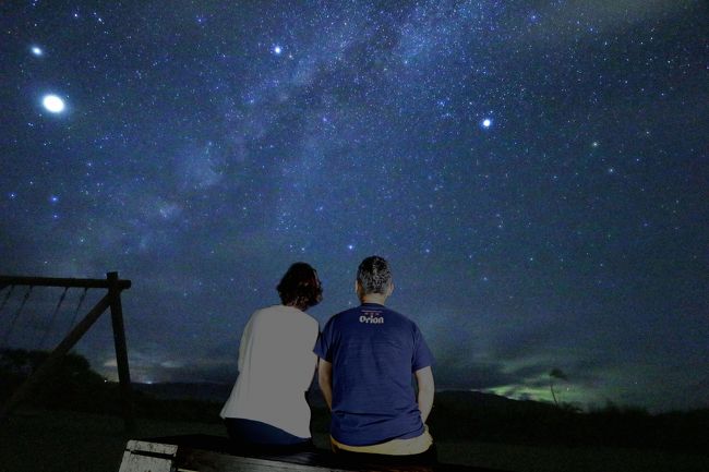 リゾートの名称である [はいむるぶし] は漢字で南群星と表し、八重山地方の言葉で「南十字星」を意味するそうです。<br />リゾートから実際に南十字星も見えてましたし（と思う）、夜には素晴らしい星空が楽しめました。名称に星座を冠するのも納得です。<br /><br />その [はいむるぶし] に『星空写真館』なる有料サービスが有り、プロのカメラマンによる星空ポートレートが撮ってもらえます。<br />https://www.haimurubushi.co.jp/activity/sphoto/index.html<br /><br />しかし残念なことに、滞在日は月の出現時間と重なり『星空写真館』は開催されていませんでした。月明りで星空の撮影ができないためです。<br />普通ならそこで諦めると思うのですが、諦めない厄介な性格の夫！<br /><br />急に決まった旅行で、時間が無かったにも関わらず出発までに色々調べて、自ら星空ポートレートを撮るのだという。しかも新しく装備も買い足したと、真顔で100均で買って来た　いかにも100円ぽい懐中電灯を自慢げに見せてくる…「そんなので大丈夫なん？？？？」<br /><br />前編はこちら→https://4travel.jp/travelogue/11631875