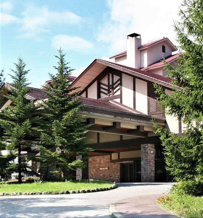 初夏を迎えた北アルプスの白馬山麓。<br /><br />ロープウエイとリフトをフル活用して、<br />マウンテンリゾートをめぐってきました。<br /><br />梅雨入り直前の天候に恵まれ、目の覚めるような山岳パノラマに<br />出会え、<br />高山植物が咲き乱れる 雲上の ”天空カフェ” では時が止まり、<br />心身ともに癒される時空間に 身をゆだねました。<br /><br />1.八方尾根<br />2.白馬岩岳マウンテンリゾート<br />3. 山岳リゾート 白馬東急ホテル<br />4.スノーピーク<br />5.栂池自然園