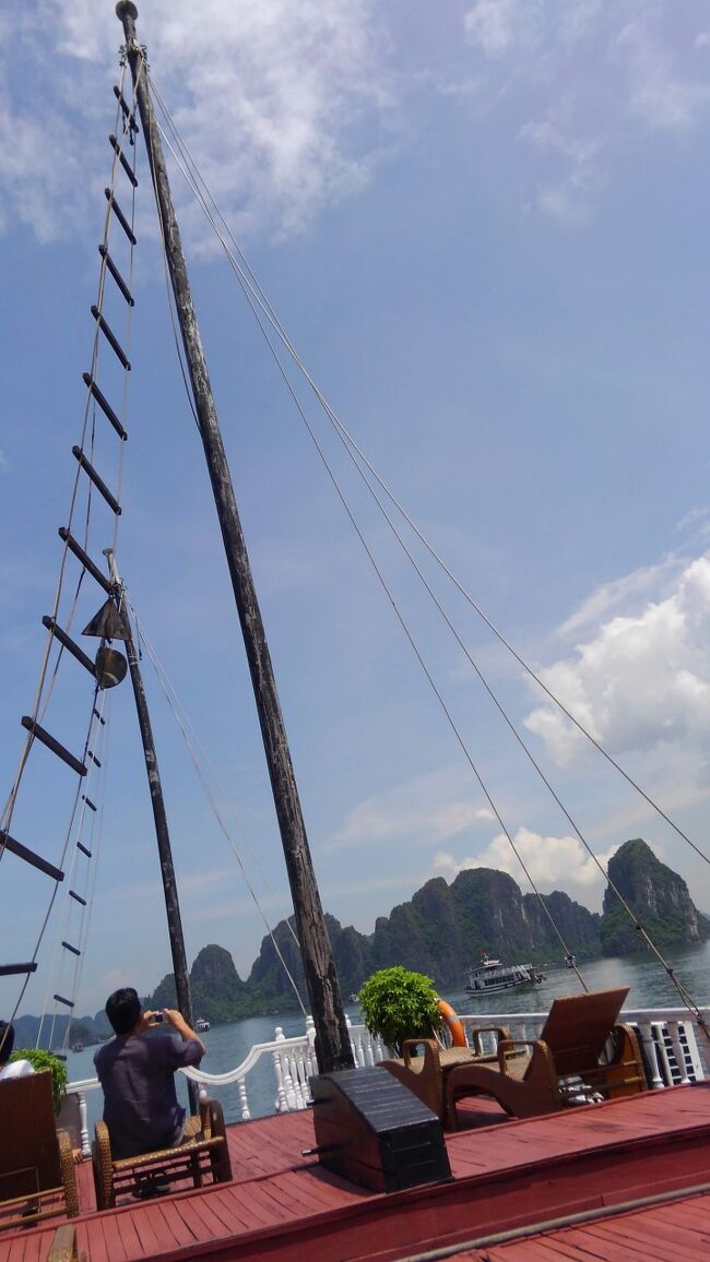 忘備録です。<br />格安ツアーで次女との初Hanoi。ツアーといっても航空券とホテル後は自由。私達二人での行動。<br /><br />飛行機 ANA、ホテルは口コミが良かったハノイアンティークレジェンドホテル。<br />このホテルはホアンキエム湖近く。こちらに滞在中に ホアンキエム湖周辺観光とハロン湾クルーズに行きました。<br />市内観光用にホテル移動。クラブラウンジとプール目当てに旧市街ホテル1泊分を捨ててメリアハノイ宿泊。<br /><br />8.11 関空発10:30→ハノイ着13:35<br />8.11 ホアンキエム湖周辺観光、ダイアモンドホテルグルメコーナーにて夕食。カクテルタイム 2杯目無料 <br />8.12 ハロン湾クルーズ<br /> ナイトマーケット散策と夕食 エッセンスレストラン<br />8.13 ラシェスタスパでエステ三昧。午前中は40%オフキャンペーン。 <br /> TAXI にてメリアハノイ移動<br />8.14 *雨の為プールを断念。<br /> *観光 ベトナム女性博物館、オペラハウス、ハノイ大教会<br /> *買い物 オペラハウス近くのブティックで次女がクレジットカードの受け取りを忘れお店を出て。数分経つのに定員 さんが追っかけて渡してくれました。無事に戻って本当に良かった。<br /> *Lunch ホテル近く コロニアルフレンチ様式1軒屋フレンチレストラン。スパイスを多用したフレンチ。1階がス パイス ショップ。シェフがブレンドした多種多様なスパイスの販売。フランス植民地時代の古い建物なので床にビー 玉置いたら転がりそうな雰囲気のある建物。<br /> *荷物を持って ニッコーハノイのディナーブッフェ。食後TAXIで空港へ<br />8.15 ハノイ発0:45→関空着6:40<br />