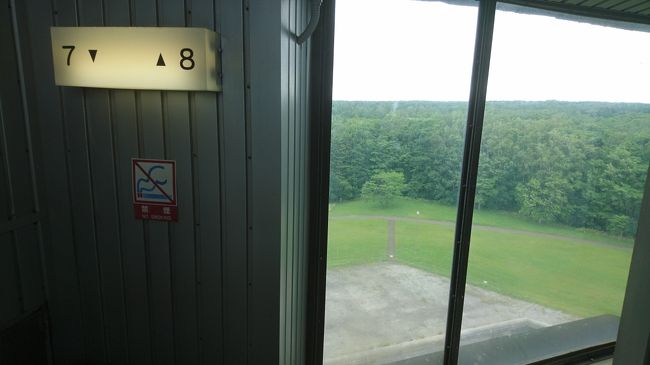 北海道百年記念塔。初めて見たのは、小学校の修学旅行でした。その大きさに驚きました。あれから47年、老朽化が激しく、取り壊される方向になりました。この日は、地元の人向けに内部が公開されました。初めて上がる展望台。最初で最後の景色です。