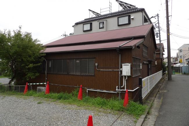 　横浜市南区永田東2に鎮座する春日神社（https://4travel.jp/travelogue/11632211）の脇に「剣道場」の看板がある。しかし、この道場は閉まっているようだ。春日神社と1本の道路沿いに合気道の道場（https://4travel.jp/travelogue/11632216）と剣道場があって、両方の雰囲気を少しだけ味わえたらと思ったのだが、こちらは叶わなかった。<br />（表紙写真は剣道場）