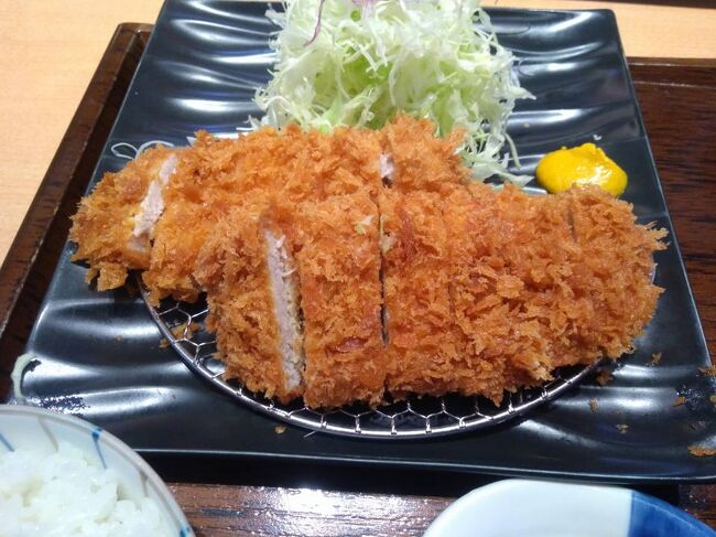 「とんかつ和幸 トレッサ横浜店」で昼食をいただきました。お昼のお献立の「W和幸御飯」1280円と「一口ひれかつご飯（小）」880円を注文しました。「W和幸御飯」はロースかつが2ケということでしたが、600円のロースかつ弁当に入っているのと同じような薄いかつでしたので、衣ばかりであまり肉の厚みを感じられずに残念でした。続いて「一口ひれかつ御飯(小)」の方は味は良かったですが、本当にかつが小さかったです。ランチは値段は手ごろでしたが中身もそれなりで残念でしたのでランチのお得感はあまりありませんでした。<br /><br />土日は17時までランチをやっているということで「AGRA」で遅めのランチをいただきました。アレルゲンのカシューナッツが入っていないカレーは残念ながら「豆カレー」と「豆チキンカレー」のみということで、「ダル（豆）カレーセット」750円（税込）の辛口（3）と「チーズナンセットA」1000円（税込）をダル（豆）チキンカレーの中辛（2）で注文しました。「チーズナンセットA」は価格が1000円でカレーをいくつか選べるのでカレーは単価が高いもののほうがコスバはいいようでした。サラダとセットドリンクが付いていたので、ドリンクはマンゴーラッシーにしました。小さいサラダを食べているとカレーがやってきました。<br />「ダル（豆）カレー」のほうは辛口でちょうどいい味でした。ご飯はお替り自由ですが、初めからルーが足りなくなるほど盛ってあったので、お替りは必要ありませんでした。「チーズナンセットA」の方はチーズナンがあつあつで中にトロトロのチーズが入っていてとても美味しかったです。カレーもチキンが入っている分、コクが増しているので豆カレーよりも豆チキンカレーの方が気に入りました。辛さも中辛よりも辛口のほうが気に入ったので、次回は「チーズナンセットA」1000円（税込）をダル（豆）チキンカレーの辛口（3）で行きたいです。<br /><br />日曜日もランチをやっているということで「みよし」で寿司ランチをいただくことにしました。店内は落ち着く感じでした。「にぎり鮨」1000円と「満福握り」1500円を注文しました。「にぎり鮨」はまぐろ、いか、生海老、ホタテ、タイ、玉子、ねぎとろ巻きと握り6カンと巻物1本の構成でした。「満福握り」は「にぎり鮨」に加えて、しめ鯖2カン、イカ、エビが1カンずつ加わった10カン構成でした。ついていた「あら汁」が美味しかったです。ちょっと食べてみたかったので、「ちらし鮨」1000円を追加してみました。こちらは玉子、ねぎとろ、しめ鯖、タコなどがメインで、握りの方が華やかに見えました。次回は「満腹握り」か、「にぎり鮨」に穴子か何かを追加してみるのもありかと思いました。<br /><br />「鎌倉こうえつ 菊名東急ストア店」でお弁当を買いました。ひれコロ弁当500円と旨味サクサクロースカツ弁当658円を試してみました。一口ヒレカツ、コロッケ、ロースかつは普通に美味しいですが、付け合わせの玉子、ポテトサラダはいまいちの味ですし、キャベツもクタっているし、ご飯はどうしても蒸気で水っぽくなってしまっていました。単品も割安で買えるので、カツなどをおかずとして買って、家で炊いたご飯と合わせて食べたほうがいいかもしれないと思いました。<br /><br />「大トロ半額」ということで日曜日に「スシロー 新横浜店」に行ってみました。開店の10時半前には20人くらいのが並んでいて、開店後ほどなく満席になっていたので、日曜に行くなら予約したほうが無難かと思いました。「天然本鮪と天然インド鮪の食べ比べ」980円と「紅鮭のすじこ醤油漬け」100円、「特ネタ大とろ」半額で150円、「特ネタ大とろ焦がし醤油」半額で150円、「鯛だし塩ラーメン」330円といただきました。「天然本鮪と天然インド鮪の食べ比べ」のトロは本鮪、インド鮪のどちらも脂の甘みと旨味が強く「特ネタ大とろ」より格段に美味しかったです。「鯛だし塩ラーメン」もちょっとワサビを落とすとお茶漬けのようで美味しかったです。しかし、こんな感じで高級品ばかり食べていたら一人で軽く2000円は超えてしまったのでちょっと贅沢なランチになってしまいました。<br /><br />ガストでお茶をしました。「山盛りポテトフライ」と「フォンダンショコラ　ソフトクリームトッピング」を注文しました。すかいらーく全般で「コカ・コーラマシン限定ドリンクバー」が99円とお値打ちなので嬉しかったです。店舗自体は地下にあり、あまり換気具合が良さそうでなかったのと、スマホで大声でしゃべり続けている客がいるなど客層もいまいちで、居心地はあまりよくなかったです。<br /><br />「浜源」にランチをいただきました。日曜もランチをやっていてランチタイムは11:00～14:00でした。「特選にぎり」1250円と「ちらし」750円の大盛+100円を注文しました。「ちらし」の大盛は桶の中にたっぷりの酢飯の上にしめ鯖、イカ、タコ、マグロ、きびなご、サーモン、玉子などが載っていました。美味しかったですが、大盛だと刺身が足りなく酢飯が余ってしまうので並盛でいいのかなと思いました。今度は北海丼も試してみたいです。特選握りは10巻の握りでした。トロがちょっと水っぽかったですが美味しかったです。<br /><br />前回は運が悪かったと思ったので、3か月ぶりに「すずき家子安本店」を再訪しました。開店直後で客はほとんどいなかったのですが、こういうご時世なのに端から詰めて座らされたのがまず残念でした。塩ラーメンと、前回は食べなかった味噌ラーメンを固め、脂少なめでオーダーしました。前回は味薄めにしたのですが、普通だとちょっとしょっぱかったので薄めくらいの方が自分には合っていると思いました。塩より味噌の方が気に入りましたが、味噌を食べるなら味噌ラーメン専門店の方がいいと思ったので、自分としては2回で打ち止めかなと思いました。ごちそうさまでした。<br /><br />2回目は味噌ラーメンを「味濃め、麺少な目、野菜多め」でお願いしてみました。麺は極太と中太の両方を試してみました。濃い目にした今回はしっかり味がしていてなかなか美味しかったです。ニンニクとの相性も良かったです。極太麺の食感も、中太麺の食感も、どちらも好きでしたので次回は迷うところです。麺少な目、野菜大盛はバランス的にも良かったので、次もお願いしてみようと思いました。<br /><br />「ヒマールキッチン」でランチをいただくことにしました。<br />アレルゲンのカシューナッツが入っていないのは「マトン」と日替わりカレーの「ダル・チキン」ということで、1色カレーセットの「マトンカレー」790円をライスで、「日替わりカレー」830円をナンで注文しました。ドリンクはマンゴラッシーにしました。辛さは「マトン」をネパール人の中辛（2カラ）と「日替わり」をちょい辛（1カラ）にしてみました。<br />セットのスープはニンニクが効いていて美味しかったです。サラダもドレッシングにピーナッツが効いていて美味しかったです。<br />まずはマトンカレーですが、もう少しマトンの香りがしても良かったですが、旨味がしっかり出ていて美味しかったです。<br />日替わりの「ダル・チキン」もダルだけだとちょっと物足りない所ですが、チキンの旨味が加わっていて美味しかったです。ナン・ライスがお替り自由なのも嬉しかったです。次回は3カラくらいまで辛さを上げてもいいかなと思いました。<br /><br />焼肉「珍苑」でランチをいただきました。昼の部は11:30からの営業でした。全品550円のランチメニューから「かるびクッパ」と「焼肉丼」を注文しました。まず「かるびクッパ」ですが、ピリ辛でコクがあってとっても美味しかったです。続いて「焼肉丼」ですが、こちらはタレがかかったご飯は美味しかったのですが、肉がちょっとぱさぱさしていたので残念でした。びびんばも食べてみたかったので追加してみました。ただ、こちらは、ご飯にナムルが乗っているだけで、これならば慶州苑の「とくとくカルビランチ」の方がコスパが良かったです。次回は、「かるびクッパ」と「ユッケジャンクッパ」の大盛+100円あたりを試してみたいです。