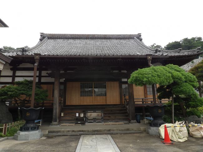 横浜市磯子区坂下町にある海照寺は高野山真言宗のお寺で泉久山海照寺という。創建年代等は不詳ながら、寛永8年(1603年)に尊珍が中興し、明治維新(1868年)までは根岸村の諸神社の別当を兼帯していたという。本尊は地藏菩薩立像である。聖徳太子作との伝がある。ここにも地藏菩薩を本尊とするお寺があった。側本尊は地藏菩薩坐像・地藏菩薩立像・十一面觀世音立像・不動明王坐像・弘法大師坐像である。東国八十八ヵ所霊場51番札所、横浜觀音三十三観世音霊場25番札所、横浜弘法大師二十一箇所14番札所である。 山の斜面に整然と並ぶ磯子霊園がある。(表紙写真は海照寺本堂)