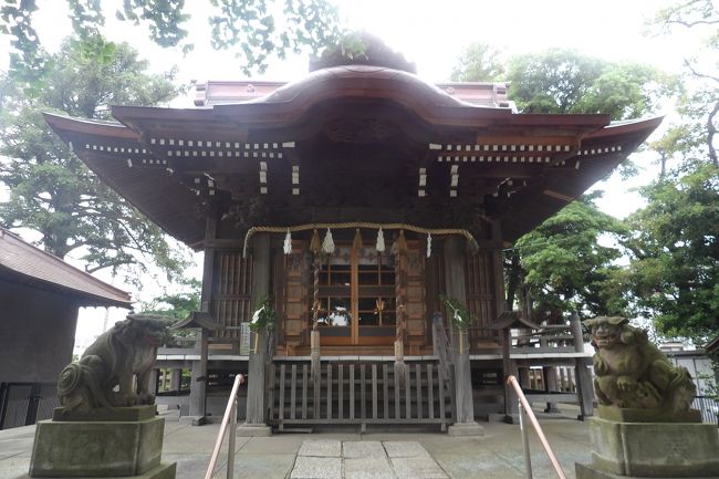 　横浜市磯子区原町に鎮座する八幡神社は、創建年は不詳である。しかし、欽明天皇12年（551）に海上に出現した八幡宮神体を祀り当地に創祀した根岸八幡神社の跡地だという。明和3年（1766年）に、八幡宮は根岸へ遷座し、元八幡宮と称した。そして瀧頭村内に鎮座していた八幡社・三島社を合祀して当地に鎮座し、安永5年（1776年）には地頭小浜志摩守が東照宮を合祀した。明治6年（1873年）村社に列格した。祭神は誉田別命、相殿には大山祇命、須佐之男命、徳川家康公が祀られ、境内社に天照大神、稲荷大神が祀られている。<br />　境内には横浜市の名木古木に指定されている木々が多くあり、樹齢が250年を超えると思われる木々も多くある。それ以前には元八幡宮と称した根岸八幡神社が鎮座していたとされるのも理解できる。また、中村橋付近の丘陵を切り下げ、中村川から根岸湾まで運河を開削した掘割川も明治7年（1874年）に完成しているが、この地をよけて掘られている。その後、掘割川に架けられた橋には町名ではなく、「八幡橋」と、八幡神社に因んだ橋名となっている。<br />　八幡神社入口には「敬神」の大きな石碑があり、「伯爵東郷平八郎書」と刻まれており、東郷平八郎が揮毫したものである。社務所でいわれを聞いてみたが、今になっては分からないという。<br />（表紙写真は八幡神社拝殿）