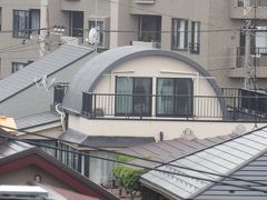 富士見道路の上の団地に丸屋根の家（横浜市南区上大岡東1）