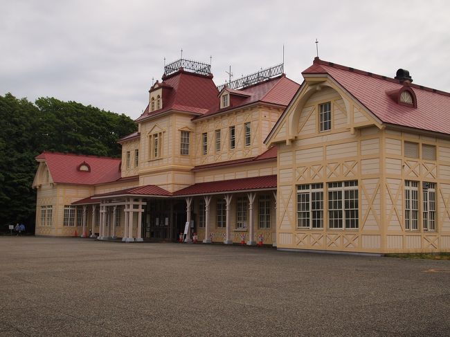 天気がよかったので、厚別区にある「北海道開拓の村」に行ってきた。<br /> <br />エリア内には、北海道百年記念塔のほか北海道博物館があり、コロナウイルス問題が収束しない中、特に広い敷地を持つ北海道開拓の村は、屋外で三密を避けることが出来るため、出かける人が多いようだ。<br /><br />例年この時期は、多数の観光客が訪れる場所なのだが、観光客は皆無で地元民だけだった。<br />