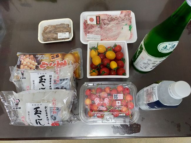 コロナ渦の影響で登場したオンラインツアー。Zoomを使って、現地とつなげます。<br />元々、現地の生産者に会いに行くというコンセプトを掲げた「あうたび」という旅行会社の企画。通常の観光地を巡る旅とは違い、現地の人とのふれあいが目的なので、オンラインでも十分楽しめます。<br />https://autabi.com/<br />https://autabi.com/event/producer/11693/<br />https://autabi.com/blog-2/autabi-blog/12624/<br /><br />そして何より、事前に訪問先に関する資料や食べ物が届くので、その時食べたり、参加者とチャットで盛り上がったり。さながら、テレビの旅行番組の中に参加している感じ。<br /><br />今回の旅行のために準備したものは、なんとUSBカメラ。時代も変わりました。昔使っていたカメラは2Mピクセルであまりにもへぼいので、HDにも使えるカメラを準備しました。<br /><br />表紙写真は、事前に送られた品々。<br />純米酒、米沢牛、馬肉チャーシュー、トマト3種、佐藤錦さくらんぼ、玉こん、長井の水。