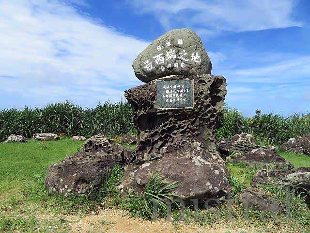 毎年恒例となっている初夏の沖縄。<br />我が家の恒例行事だから、今年になってすぐに予約。<br />行きたいところを色々詰め込んだら、何だか無茶苦茶なスケジュールに。<br /><br />しかし、その後コロナが猛威を振るい、今年の沖縄は行けないかも……<br />キャンセルするか揺れていた頃、移動制限が解除された。<br />沖縄の知人や友人に尋ねてみても、来てもいいよ、と言ってくれる。<br />それなら、と、予定通り、沖縄へと飛んだ。<br />最初は、前から行きたかった与那国島から。<br />