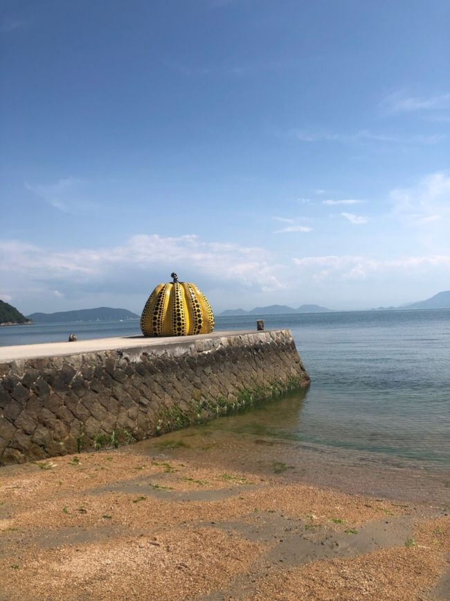 南あわじ、徳島、香川直島をぐるり。<br /><br />うずしおクルーズは、橋や道の駅から見る渦潮と違って、迫力があります。<br /><br />うずの丘の「おっ玉葱」と直島の赤かぼちゃは、インスタ映えスポットなので、<br />基本的に写真撮影は大行列です。<br /><br />我々は、行列に並ぶモチベーションがないので、端っこからひっそりと写真に収めます。