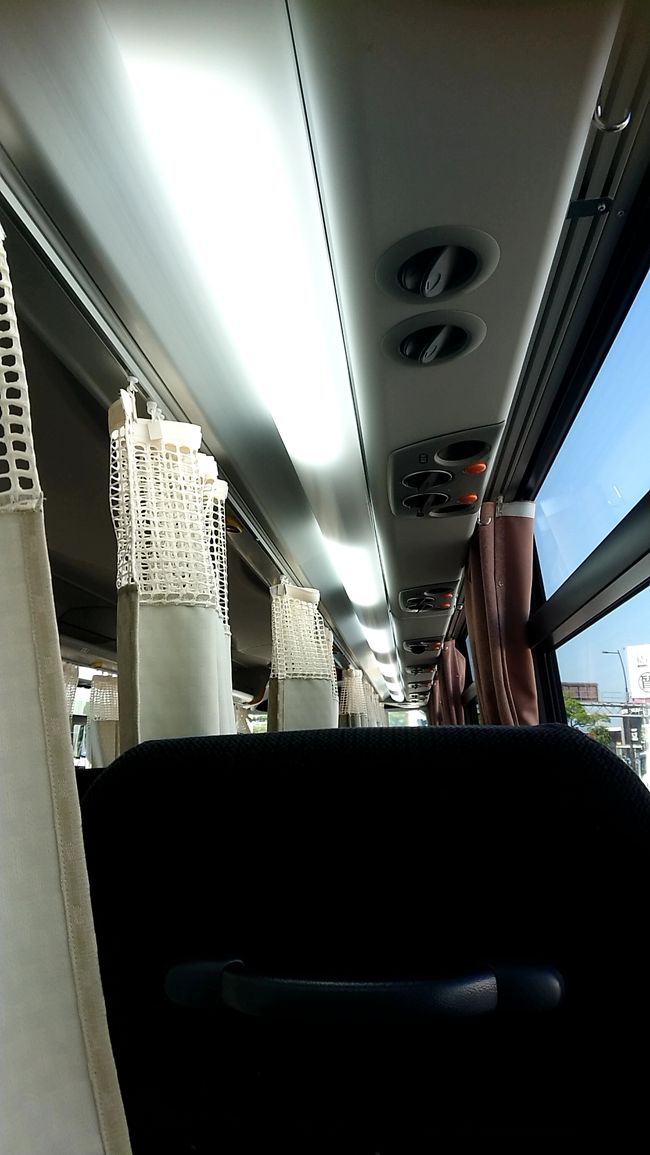 大阪へ、仕事で行きますが、今回も、日帰りです。今回はバス<br />観光でも県をまたいで、移動が可能になったのだが、今回は夜仕事があったので、時間的にバスでないと駄目だったため、恐る恐るバスにのる。<br />仕事とはいえ、命懸けの関西への移動。<br />コロナには、なりたくない。<br />マスクして顔中イオンスプレーバリアに、時あ塩素首にかけ、イソジンで前うがいして、バスにのってみた。