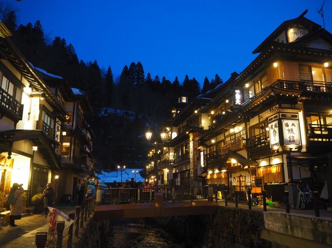 冬の銀山温泉に行きました。<br />今年の冬はあいにく雪が少なくて、雪の中の温泉街といった雰囲気ではありませんでしたが、特に夜のガス灯がともっている時間がきれいでした。<br /><br />銀山温泉①<br />昼間の温泉街の散策