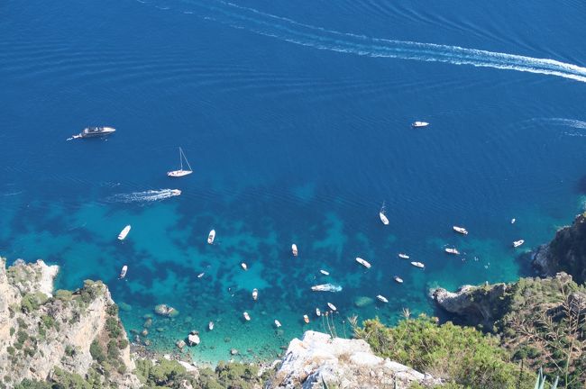 2019年7月にイタリアへ行きました。<br />ローマに到着し1泊して、その続き2日目の朝からの旅行記です。<br /><br />この日はローマからカプリ島に移動します。<br />ナポリでフェリーに乗る為にナポリの駅から港まで移動しないといけませんがなんせタクシーに乗りたくない、しかしスーツケースがある、さてどうするかね(-&quot;-;) 私がとった手段は、、、詳しくは旅行記にて(笑)<br /><br />青の洞窟になんとしても入りたいのでカプリ島に3泊するのだけれどできれば今日入っておきたい<br />→結果クローズ（￣□||||！！<br /><br /><br />1日目 羽田発→仁川経由→ローマ着　　　　　　　　　(ローマ泊)<br />2日目 ローマからカプリ島に移動　　　　　　　　　　(カプリ島泊)★<br />3日目 カプリ島滞在  青の洞窟見学　　　　　　　　　 (カプリ島泊)<br />4日目 カプリ島からポジターノ、アマルフィ観光　　　(カプリ島泊)                                                       <br />5日目 カプリ島→ナポリ半日観光後フィレンツェに移動(フィレンツェ泊)<br />6日目 フィレンツェ郊外 アウトレットモール等行く　  (フィレンツェ泊)                                                    <br />7日目 午前中ピサ 午後フィレンツェ観光                    (フィレンツェ泊)<br />8日目 チンクエテッレ観光　　　                              (フィレンツェ泊)<br />9日目 夕方までフィレンツェ観光後→ローマに移動　　(ローマ泊)<br />10日目 ローマ観光　　　　　　　　　　　　　　　　 (ローマ泊)<br />11日目 ローマ観光　　　　　　　　　　　　　　　　 (ローマ泊)<br />12日目 14時半頃までローマ観光後空港へ、ローマ発→仁川(機内泊)<br />13日目 仁川着、韓国入国し焼肉食べアカスリ行く、仁川発→羽田着