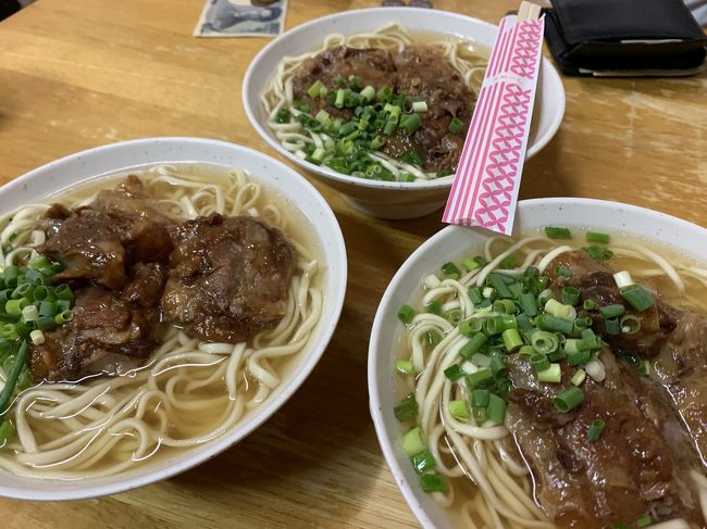 なかなか海外は行けないねぇ。<br />もうきっと年内は無理なんだろうな。<br /><br />K嬢のお誕生日フライトに便乗して<br />夏休み旅行第一弾 那覇&渡嘉敷へ。<br /><br />が、偶然にもみんな那覇にいると言う事で<br />土曜日の夜は11名で乾杯となり<br />楽しい週末になりました。<br /><br />今回は初めて渡嘉敷島にいきました。<br />沖縄離島制覇でもやろうかな?と思うけど<br />南や北大東島は手強いなぁ~<br /><br />7月2日 セントレア→羽田<br />7月3日 羽田→那覇<br />7月4日 渡嘉敷<br />7月5日 那覇→名古屋<br /><br />アパホテル那覇 2泊 7000円<br />渡嘉敷フェリー往復 3310円<br />渡嘉敷sup代 1500円<br /><br /><br /><br />