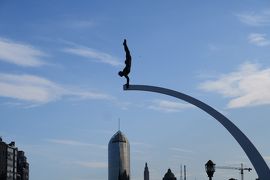 ヨーロッパ交易の中継地リェージュ12.　ムーズ川の遊歩道から見た「逆立ちをする人」