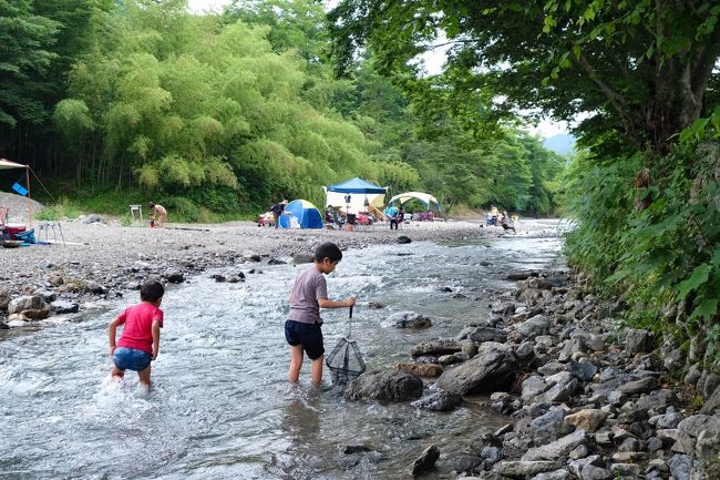 コロナでしばらく大人しくしてましたが、県外への移動もようやく解除になったので、キャンプ再開！<br />今回は埼玉県飯能市にあるケニーズ・ファミリー・ビレッジに行ってきました。その名の通り、家族向けのオートキャンプ場。すぐ目の前が川という河原サイトも気になったけど、梅雨時ということもあり今回はログハウス泊です。<br /><br />