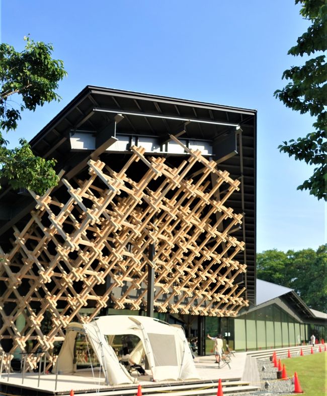 初夏を迎えた北アルプスの白馬山麓。<br /><br />ロープウエイとリフトをフル活用して、<br />マウンテンリゾートをめぐってきました。<br /><br />梅雨入り直前の天候に恵まれ、目の覚めるような山岳パノラマに<br />出会え、<br />高山植物が咲き乱れる 雲上の ”天空カフェ” では時が止まり、<br />心身ともに癒される時空間に 身をゆだねました。<br /><br />1.八方尾根<br />2.白馬岩岳マウンテンリゾート<br />3. 山岳リゾート 白馬東急ホテル<br />4.スノーピーク、大出の吊橋<br />5.栂池自然園