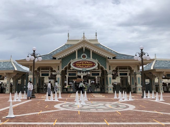 コロナ禍の中、USJに続いてTDRもようやく再オープン。<br />もともとTDRにはいい思い出がないので傍観していたが、オンラインでの予約&購入必須なのにwebがつながらない!との連日の報道を受け、では試しにとチャレンジしたら、とんとん拍子に買えてしまった・・・。<br /><br />勢いと言えども、買ってしまったものは仕方ない。<br />コロナ対策をばっちりしつつも、久しぶりの東京なのでお気に入りのシャングリラ東京の宿泊も入れていってきました!^^<br /><br />前編はシャングリラホテル東京編 <br />後編は東京ディズニーランド&シェラトングランデ東京ベイ ← 今ここ<br /><br /><br />ちなみに前回のTDRはこちら<br />https://4travel.jp/travelogue/11406427<br />