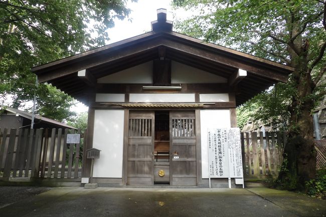 　横浜市南区八幡町に鎮座する中村八幡宮は創建年代は不詳ながら、延喜年間（901年~923年）には既に祀られていたといい、鎌倉時代には幕府より田畑の寄進を受け、村内には「神田」が散在していたという。明治になるまでは玉泉寺が管理していた。明治6年（1873年）には村社に列格したという。祭神は誉田別尊である。境内社に吾妻稲荷神社、忠霊祠がある。<br />　中村八幡宮と「中村」を冠しているが、鎮座している場所は八幡町に分町されている。<br />（表紙写真は中村八幡宮拝殿）