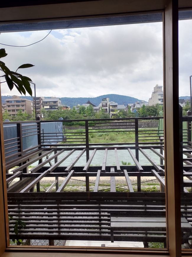 仕事やなんやの関係で1ヶ月ぶりの京都、楽しみにしていた木屋町の町屋に宿泊してきました。かなり気に入って、宿泊中に次の予定も入れてきた♪<br />行きたかったモンブランの紗織も徒歩2分で楽々?入店できました。