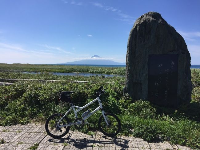 2017年夏、東京から北海道への帰省ついでに日本海沿いを北上し稚内を目指した記録です。2013年に雨で断念したオロロンラインサイクリングのリベンジを果たします。<br />その2は、念願であったオロロンラインを自転車で走破。その後稚内を中心に道北を観光しました。