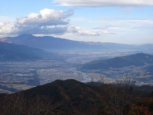 旅に出たならば、帰らねばなりません。<br />東征のあとの、ヤマトタケルの家路を辿ります。<br /><br />日本書紀では、碓日坂のあと吉備武彦(きびの・たけひこ)を越(こし)の国に分派し、ヤマトタケルは信濃国に入りました。<br />書紀は「進入信濃」、信濃に入り進むとするだけで、どこを通ったかは書いていません。<br />出発地は碓日坂(現碓井峠)、到着地は信濃坂(現神坂峠)がピンポイントで明記されております。<br />碓井峠は熊野皇大神社、神坂峠はその上り口神坂神社を結んでみました。<br /><br />参考、引用資料については<br />「ヤマトタケル紀行・家路1」<br />に列挙してあります。