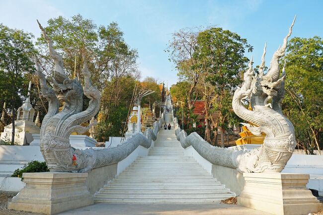 旅行5日目、後半。<br />Wat Tha Sungのキラキラさに圧倒された後は、サケークラン山頂に建つWat Khao Sakae Krang &amp; Wat Sankat rattana Kiriへ。<br />タイ寺院・中国寺院・観音堂が同じ敷地に集まっていて、ウタイタニーの中でも古参寺院らしく厚い信仰を集めている。<br />その後は、333号線を東へ⇒1号線から32号線に乗り換えて南へ進み、今夜滞在するシンブリーに入った頃には日が傾きかけていて、HOTELに到着した18：30にはすっかり真っ暗になっていた。<br />HOTELに到着する途中の道を思い返しても飲食店が全然なく（Google Mapにも徒歩圏内で行けそうな店は見つからず）途方に暮れたけど、見知らぬ土地で夜の運転を避けたい葛藤と闘うこと1時間…意を決して車を出したのに、住宅地から離れた立地のせいか、HOTEL近辺で夜ゴハンを調達できそうな飲食店やナイトマーケットが全く見当たらなかった。