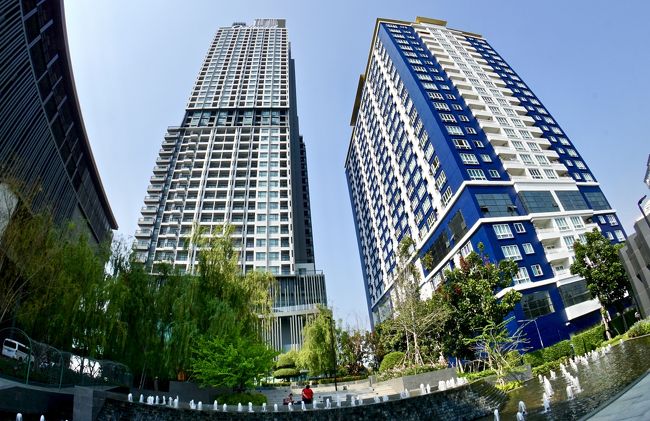 バンコクのホテルタクシーでシラチャまで参ります。<br /><br />二人で1,500バーツ。ここに住んでいる訳ではないので、これが高いか安いかわかりません。<br /><br />11:16にホテルをチェックアウト、シラチャまで約2時間の旅でした。<br /><br />最近のタイの高速道路は本当に綺麗です。私が現在住む国の道路は、ガタガタで、高速道路もなんだか、道が傾いていて、1時間も運転しているとクタクタになるのですが...<br /><br />実は、昨年も初めて(右も左も分からないまま)ここシラチャに来たのですが....突然、旅行の途中で訃報が入り(日本にいる母親が突然亡くなり)その後のスケジュールを全てキャンセルし、日本へ慌てて帰国してしまったので、今回はそのリベンジとなります...