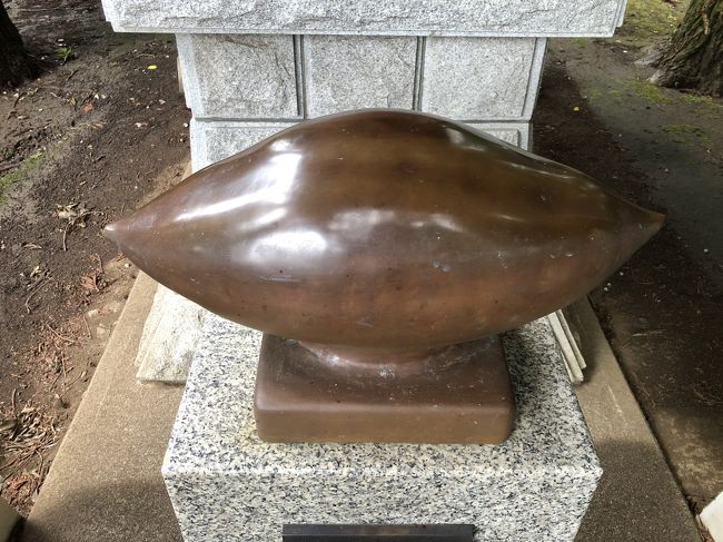 元禄7年(1694年)1月に7万2000石に加増されて武蔵国川越藩主となった柳沢吉保は同年12月には老中格となりました。元禄9年に新田開拓のため、現在の所沢の地域に上富村・中富村・下富村の3村を開きました。現在は所沢市となっていますが、当時は川越藩の領地でした。<br />このときに農民の祈願所として毘沙門社を創建しました。後に近隣地域より神明社を勧請しました。毘沙門天は、現在は天部として仏教界に位置づけられていますが、本来はヒンズー教の神様で、神仏習合時代には神であり仏でありました。<br />明治になり、神仏分離によって、境内の東側を宝塔山吉祥寺多聞院、西側を神明社と分割したものです。<br />多聞院は牡丹の名所として知られていて、初夏の時期には、300本を超える牡丹が色とりどりの大輪の花を咲かせます。<br />一方、神明社には甘藷之神が祀られている芋神社が創建されました。<br /><br />