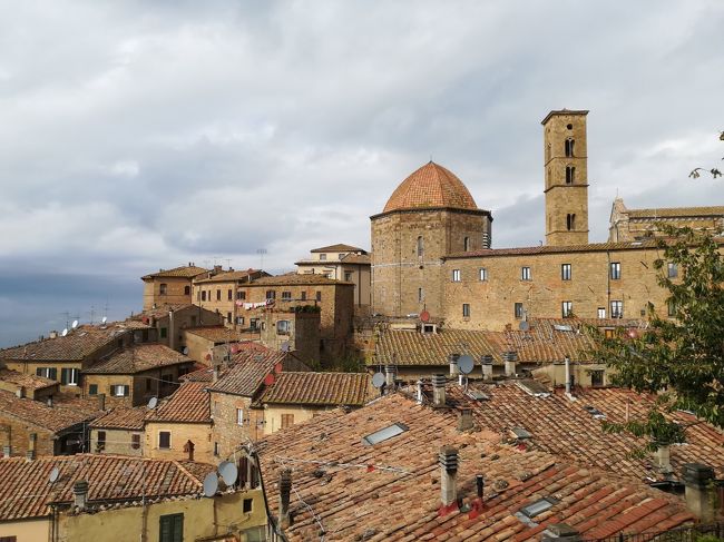 2か月イタリアに滞在中の私のもとに、日本から友達が遊びに来てくれました。<br />レンタカーで巡るトスカーナ州の女2人旅。<br />楽しくて嬉しくて食べてばっかりです。笑<br />シエナ~ボルテッラ~モンテプルチャーノ~ピエンツァ~モンタルチーノ<br />を訪れました。<br /><br />アグリツーリズモ(日本で言うと農家民宿)では、畑で採れた野菜で食事をいただき<br />アパートメントに泊まって、暮らすように自炊生活も楽しみました。<br />トマトとモッツァレラチーズ、パスタにオリーブオイルがあれば食卓は完璧です。<br /><br />天気は雨曇りが多くて残念でしたが、私の大好きなトスカーナ州を友達にも見てもらうことができて幸せでした。<br />すっかり友達もトスカーナに魅了されて、<br />フィレンツェやローマももちろん良いけれど人の多さに酔う観光は疲れてしまって<br />トスカーナドライブ旅行を体験してしまうともう都会での感動が薄れてしまう・・・<br />といった感じでした。<br /><br /><br />2019年<br />10月18日(金)~19日(土)ルッカ<br />10月20日(日)ボローニャ<br />10月21日(月)ラヴェンナ<br />10月22日(火)ウルビーノ<br />10月23日(水)アルベロベッロ<br />10月24日(木)アルベロベッロ~マテーラ<br />10月25日(金)マテーラ<br />10月26日(土)ナポリ<br />10月27日(日)・・・休憩・・・<br />10月28日(月)グッビオ<br />10月29日(火)ファーノ<br />10月30日(水)~11月2日(土)※レンタカー<br />シエナ~ボルテッラ★<br />~モンテプルチャーノ~ピエンツァ~モンタルチーノ<br />11月3日(日)~11月4日(月)ローマ・バチカン市国<br />11月5日(火)帰国