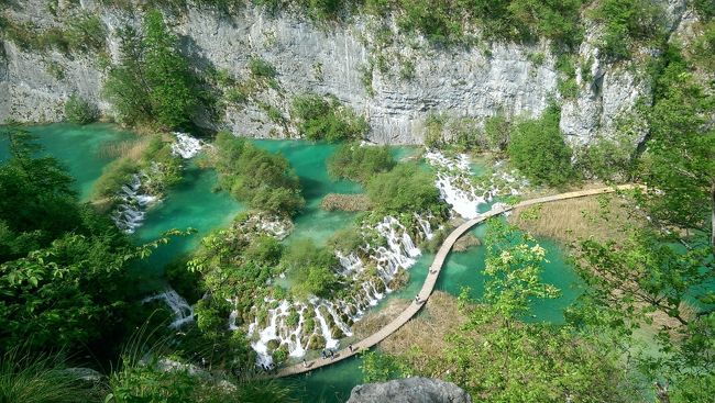 今回はGWの休みを使って、バルカン半島の最もディープな場所からアドリア海沿いのリゾートまでぐるっと回ります。毎日複数の都市を忙しなく移動します。展開の激しさ、風景の美しさ、冒険度合いなど総合して、今までの旅行の中で最も印象に残っている旅です。<br /><br />2015/4/28<br />　　成田空港発<br />2015/4/29<br />　　アタテュルク国際空港経由<br />　→アレキサンダー大王空港着<br />　→スコピエ<br />　→プリシュティナ<br />　→プリズレン<br />　→プリシュティナ<br />2015/4/30<br />　　プリシュティナ<br />　→スコピエ<br />　→オフリド<br />　→フィエル<br />2015/5/1<br />　　フィエル<br />　→ジロカスタル<br />　→フィエル<br />　→べラト<br />2015/5/2<br />　　ベラト<br />　→ティラナ<br />　→シュコダル<br />2015/5/3<br />　　シュコダル<br />　→コトル<br />　→ブドヴァ<br />　→ツェティニェ<br />　→コトル<br />2015/5/4<br />　　コトル<br />　→ドゥブロヴニク<br />　→スプリト<br />2015/5/5<br />　　スプリト<br />　→トロギール<br />　→シベニク<br />　→ザダル<br />2015/5/6<br />　　ザダル<br />　→プリトヴィツェ<br />　→ザグレブ<br />2015/5/7<br />　　ザグレブ<br />　→ベオグラード<br />　→ノヴィ・サド<br />　→ベオグラード<br />2015/5/8<br />　　ベオグラード<br />　→ニコラ・テスラ空港<br />2015/5/9<br />　　アタテュルク国際空港経由<br />　→成田空港着