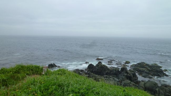 道東2日目　相変わらず蝦夷梅雨です。<br />本日は日本最東端と落石岬散策がメインです。<br /><br />霧多布-根室駅-納沙布岬-最東端GS-東根室駅‐落石岬‐ファームデザインズ‐コープはまなか‐霧多布岬と走ります。235km走行。<br /><br />雨にも負けず、霧にも負けず、道東をひた走ります。<br />まずは早朝散策と宿から納沙布、落石駅までをUPします。<br />