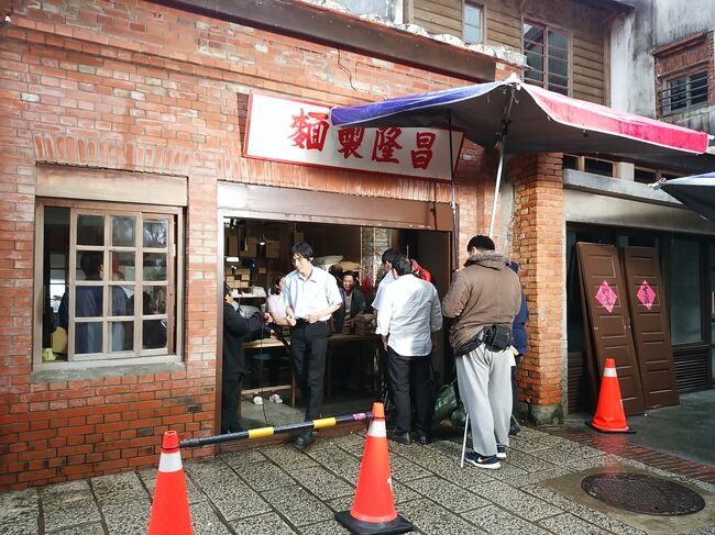 龍山寺に向かう途中、偶然、「台北市ローカル教育センター(歴史街区)」に迷い込んだ。<br />「ここはどこ?」<br />という雰囲気。<br />「いつの時代なんだろう?」<br />どうも、日本の統治時代らしい。<br />かなり広い。<br />よく整備されている。<br />ここを訪問してから2年半になるが、いまだに日本のガイドブックには載っていない。