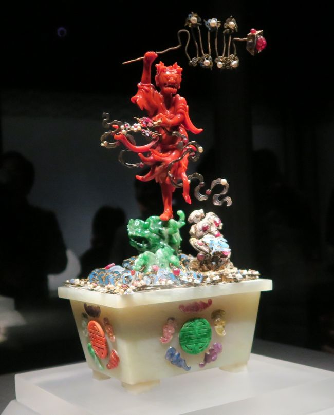 ツアーで故宮博物館に行ってよかった。<br />添乗員さんの故宮博物館の作品に対する解説が素晴らしかった!<br />一人で行ったら、写真はたくさん撮れたと思うし、自分のペースでゆっくり鑑賞することができたと思うが、作品に対する知識は得られなかった。<br />ただ、あれから2年半が経過。<br />私は添乗員さんから聞いた内容をすっかり忘れ、この旅行記でコメントすることができない(汗)。<br />聞いた内容が素晴らしすぎたことだけは、しっかり覚えているんだけど。<br />