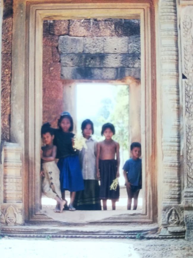 2000年1月子連れカンボジア旅(2)☆美しい女神たちが迎えてくれるバンテアイ・スレイ＆アンコールトムへ(^^♪