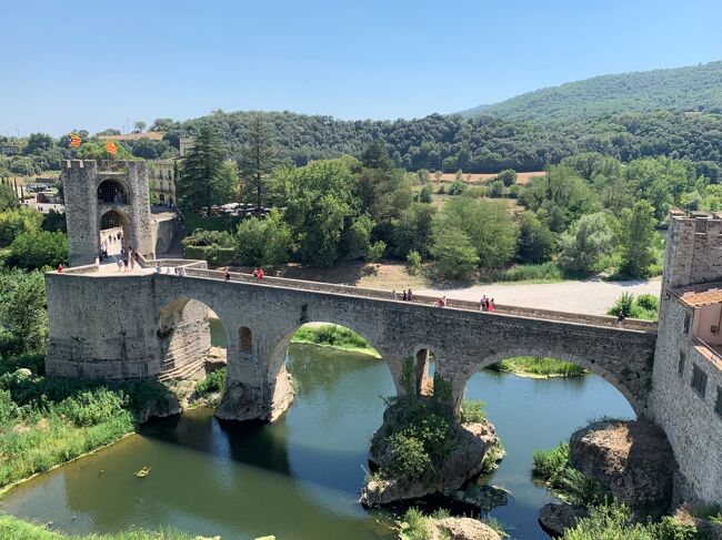 スペイン東部、カタルーニャ州ジローナ県の町であるベザルーを訪れました。古くからカタルーニャの要所の町であり、1966年にはその建築物群の価値から”国家歴史芸術複合施設”を宣言しました。中世の都市計画が垣間見える田舎の町として多くの観光客が訪れます。<br />★カタルーニャ・ロマネスク様式の美しい橋や教会など、情緒ある街並みを散策。