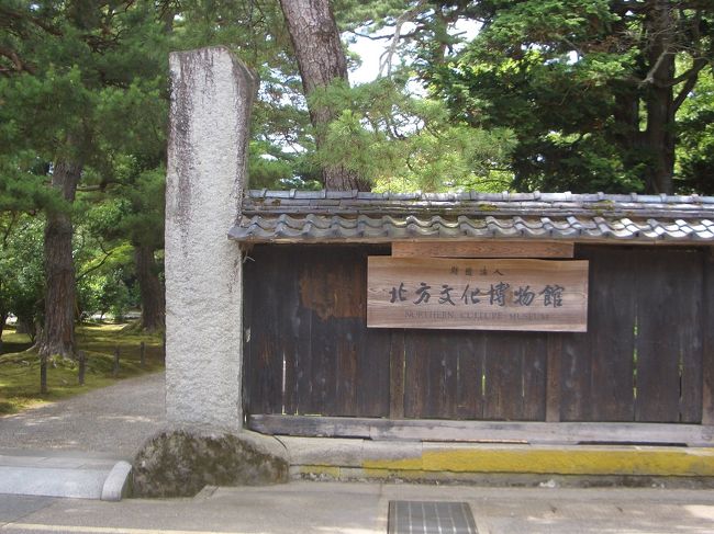 朝食を済ませ、宿の方に次の目的地の乗車券の手配をしていただいてからチェックアウト。<br />目指すは奥阿賀遊覧船乗り場。<br /><br />実は、出発直前まで迷ったのね~!<br />というのも、阿賀町には川下りの遊覧船のコースが2つあり、もう一つが道の駅阿賀の里から出発する阿賀野川の川下りもあるのだ。<br />ただ、前日、道の駅に立ち寄った時、本当に川下りが実施されているのか確証を持てず・・・<br /><br />周遊ではなく川下りを運航しているならばこちらを選ぼう。<br />川下りではなく周遊でお茶を濁すのならば、奥阿賀遊覧船にしよう!<br /><br />宿の方に問い合わせしていただいたところ、案の定、阿賀野川の水量が例年に比べて少ないので道の駅からの川下りは運航されていないとの話。<br /><br /><br /><br />阿賀野川を遡るようにドンドン坂がきつくなる山道を車で駆け上がっていく。<br />昭和電工の工場を左に見やりつつ先を急ぐと、遊覧船乗り場の案内が・・・<br /><br />ここの場合は、川を堰き止めて作られた角神ダムの上流を運航するため、水量は常に安定している。<br /><br /><br />*この旅行記は、かつてブログに掲載したものを今回フォートラベルに転載しました。<br /> (2020.7.14記)<br />