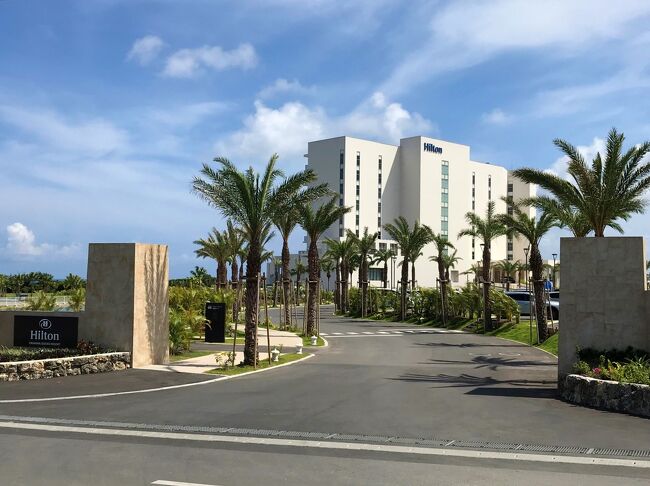 昨年（2019年）に引き続きJALファーストクラス＆ANAプレミアムクラス<br />を利用して約10か月ぶりに沖縄へ遊びに行ってきました。<br />昨年は2018年6月1日に開業した『ダブルツリーbyヒルトン沖縄北谷リゾート』<br />に隣接しているアーバンリゾートホテル『ヒルトン沖縄北谷リゾート』と、<br />2019年7月26日に開業した『ハレクラニ沖縄』に宿泊しましたが、<br />今年（2020年）は2020年7月1日に沖縄・瀬底島に開業したばかりの<br />『ヒルトン沖縄瀬底リゾート』に宿泊しました。<br /><br />◇ 沖縄・国頭郡本部町『Hilton Okinawa Sesoko Resort』<br /><br />2020年7月1日に沖縄・瀬底島にヒルトン日本初のビーチリゾートホテル<br />として『ヒルトン沖縄瀬底リゾート』がグランドオープン！<br /><br />沖縄本島の本部町から瀬底大橋でつながる瀬底島の西端に位置し、<br />国内屈指の透明度を誇る瀬底ビーチに面しています。<br />また、人気観光スポットとして知られる『沖縄美ら海水族館』へは車で<br />約15分でアクセスすることができ、世界遺産となっている今帰仁城跡、<br />やんばる国立公園、水納島、古宇利島など美しい自然が広がる<br />沖縄本島北部を巡る拠点としても最適です。<br /><br />本旅行記では、沖縄『那覇空港』からバスで移動したあとの、<br />『ヒルトン沖縄瀬底リゾート』における本部港⇔ホテル間の<br />「本部港無料送迎サービス」、客室（計298室）のルームカテゴリー、<br />ヒルトン・オナーズのダイヤオンドメンバー特典、最上階（9階）の<br />クラブラウンジ【エグゼクティブラウンジ】のフードプレゼンテーション<br />（沖縄フードセレクション、アフタヌーンティー）、眺望などをご紹介します。<br /><br />◆ 『ヒルトン沖縄瀬底リゾート』9F【エグゼクティブラウンジ】<br /><br />＜営業時間＞<br />（平日）8:00～21:00、（土・日・祝日）6:30～21:00<br /><br />〇 朝食　6:30～10:30（土・日・祝日）<br />〇 アフタヌーンティー　14:30～16:30<br />〇 イブニングカクテル　17:00～19:00<br /><br />※平日の朝食はオールデイダイニング【AMAHAJI（アマハジ）】にて提供。<br />※イブニングカクテルは17:00～18:00の時間帯がファミリータイムで、<br />18:00～19:00の時間帯はお子様の利用は不可。<br /><br />＜その他の特典＞<br />〇 チェックイン・チェックアウトサービス<br />〇 新聞のサービス<br />〇 無線インターネットアクセス<br /><br />＜外来のお客様の利用＞<br />最大2名様までエグゼクティブラウンジを利用することが可能。<br />朝食なし　8,000円／朝食込み　1,2000円（税・サービス料は別途）<br /><br />『ヒルトン沖縄瀬底リゾート』の客室（計298室）のルームカテゴリーは<br />以下の通りです。<br /><br />◆ 『ヒルトン沖縄瀬底リゾート』（計298室）のルームカテゴリー<br />＜Guest Room（計156室）＞<br />○ キングゲストルーム オーシャンビュー（36㎡／計8室）<br />○ ツインゲストルーム オーシャンビュー（36㎡／計147室）<br />○ キングバリアフリールーム オーシャンビュー（48㎡／計1室）<br /><br />＜Deluxe Room（計89室）＞<br />○ キングデラックスルーム オーシャンビュー（36㎡／計4室）<br />○ ツインデラックスルーム オーシャンビュー（36㎡／計72室）<br />○ キングデラックスルーム with テラス（36㎡／計1室）<br />○ ツインデラックスルーム with テラス（36㎡／計12室）<br /><br />＜Executive Room（計44室）＞<br />○ キングエグゼクティブルーム オーシャンビュー（36㎡／計2室）<br />○ ツインエグゼクティブルーム オーシャンビュー（36㎡／計30室）<br />○ キングエグゼクティブルーム with テラス＆アウトドアバス<br />（36㎡／計1室）<br />○ ツインエグゼクティブルーム with テラス＆アウトドアバス<br />（36㎡／計11室）<br /><br />＜Suite Room（計9室）＞<br />〇 キングデラックススイート オーシャンビュー（70㎡／計8室）<br />〇 キングプレミアムスイート オーシャンビュー（106㎡／計1室）