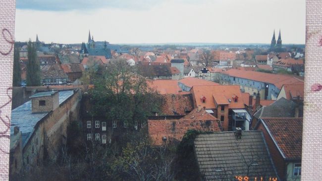 　クベトリンブルグ(Quedlinburg)は1994年に世界遺産に指定されていることを知ったのは指定から2,3年あとだと思います。この町の歴史は千年を超すこと、千を超える木組みの家が中世、近世から現在まで実在するのを知ると是非訪れて実際に見たいと思いました。　【投稿は2020年7月22日】<br />　クベトリンブルグは旧東ドイツ（ドイツ民主共和国）地域にありました。今のザクセン＝アンハルト州にあります。マグデブルクの南西、ハルツ山地の北東方向になります。<br />　ドイツにはトリアーやケルンなどローマ帝国時代からの都市がいくつかあります。クベトリンブルグはそうしたいわば植民都市とは違ってドイツ民族の町として成立した最古の都市とも言えるようです。919年にザクセン王のハインリヒⅠ世（ハインリヒ捕鳥王）がこのクベトリンブルグでドイツ王（東フランク王）として国家の礎を築きました。王の死後はクベトリンブルグの現在の観光名所であるシュロスベルクに埋葬され、後には妻マチルダが建設した同じく観光名所の聖セルバティウス教会に今も夫妻ともに埋葬されています。<br />　（その子であるオットーⅠ世は936年にドイツ王（東フランク王）の後を継ぎます。その後領土を拡げ、ローマにて法王より神聖ローマ皇帝としての戴冠を受けました。これにより962年に神聖ローマ帝国が始まったされます。）