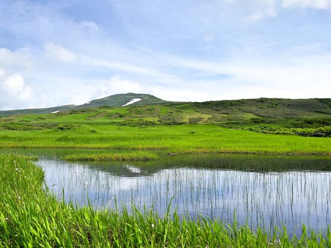 当初は鳥海山へ行こうと思っていたのですが、最近のコロナ禍で山小屋営業休止で<br />月山へ。<br />前編<br />7/1(水)夜、東京を出発<br />7/2(木)朝、湯殿山参拝後、月山八合目から佛生池小屋泊<br />☆現在地、後編<br />7/3(金)月山登山後、羽黒山キャンプ場泊<br />7/4(土)羽黒山参拝後、国道7号、笹川流れで新潟県村上市へむかい、<br />帰宅<br />という予定でGO!<br /><br />今回の計画は昨年から考えていて、ちょうど緊急事態宣言、県外移動の自粛がともに解除。仕事も6月で一段落し、人の少ない平日にいこうと。しかし、東京では感染が徐々に増えつつあるという状況で実行の判断は難しいところではあったが残雪がまだたくさん残るこの時期にきてよかった。<br />この清冽な風景の中ではウイルスも雲散霧消するかな!?<br /><br />最近はGotoトラベルキャンペーンなど国の政策も混乱している。<br />全国一律の指針を示すことは不可能ではないだろうか。各自で判断して行動していかなくてはいけないのではないだろうか。<br /><br />※2020/7/24 加筆修正