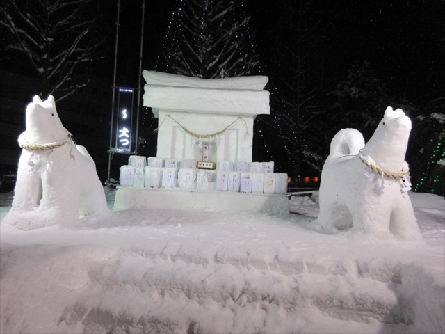 　冬の湯沢と言えば，家が埋まるくらい雪が降る場所で有名ですが，この冬はどこもビックリするくらい雪が少なく，湯沢市でも道路が見えるくらい雪が降りませんでした．そのため，雪祭りはどこも規模を縮小して開催せざるを得ず，湯沢市の犬っこ祭りも例年に比べると，街中の雪像の数を減らしたようでした．<br />　秋田の冬まつりと言えば，一番有名なのが横手のかまくら，次は男鹿のなまはげ，最近では上桧木内の紙風船祭りも有名になって来ています．我家もこうした有名な冬まつりには全て出かけたことがあるのですが，湯沢市で行われる犬っこ祭りはまだ行ったことがありませんでした．<br /><br />　横手のかまくらと比べると知名度がずっと低いので，最近始まったお祭りかなと思って，湯沢市のHPを見ると，400年ほど前の江戸時代の旧正月の民俗行事に由来するという，結構長い歴史のあるお祭りだということが分かりました．ただ，雪像を作って楽しむようになったのは，かまくらの影響が大きいのかも知れません．<br /><br />　余り期待をしていなかった犬っこ祭りですが，行ってみた感想は，「とても良かった」です．先ず，横手のかまくらのように知名度がないぶん，混雑していません．一応シャトルバスなどもあるようですが，会場になった湯沢文化会館の駐車場に止まれました．この場所は高速の出口のすぐそばなので，市街から来る人にとってはとても便利です．<br /><br />　雪像は「秋田犬」に因んだものが多かったですが，それなりに工夫されていて，飽きが来ることはありませんでした．秋田の佐竹太鼓の演奏や花火の打ち上げもあり，そちらも楽しめました．個人的にもとてもお勧めのお祭りです．<br />
