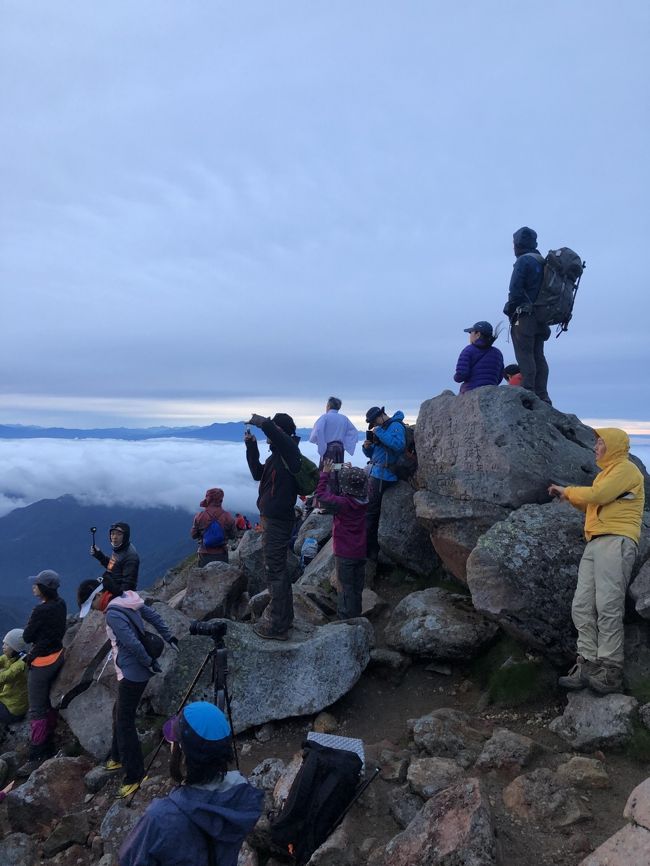 友人たちと白山登山を計画し、渋谷から夜行バスで金沢へ入り、いわゆる「加賀口」から日本三大信仰の山 白山へ。下山解散後はひとりレンタカーで「越前口」周辺地域の名所を巡りました。<br />初日：渋谷マークシティ発<br />二日目：金沢駅東口ー近江町で朝食ー白山登山（別棟出合ー中飯場ー甚之助避難小屋ー南竜道分岐ー黒ボコ岩ー白山室堂）ー白山比咩神社 奥社ー白山室堂ビジターセンター泊<br />三日目：室堂センターー御前峰ー千蛇ヶ池分岐ー室堂センターー黒ボコ岩ー殿ヶ池避難小屋ー別当坂分岐ー別棟出合ー白山比咩神社ー「りんどう」にて鮎の昼食ー金沢駅ー福井駅ー勝山泊<br />四日目：勝山市内ー平泉寺白山神社ー越前大仏ー福井県立恐竜博物館ー越前大野ー大野城ー永平寺ー福井駅ー米原経由東京へ。