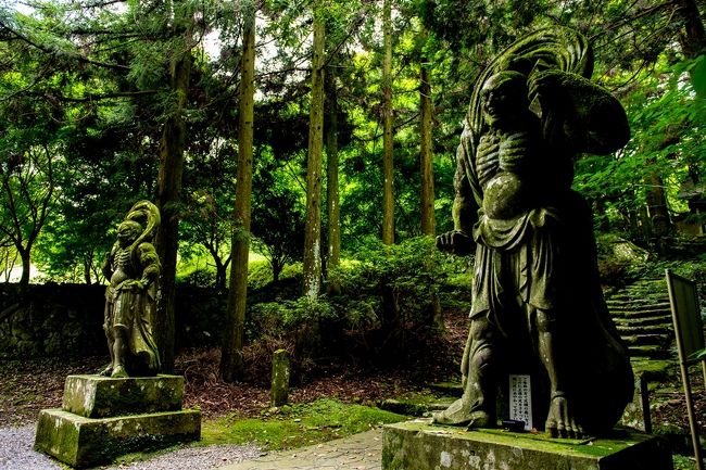 　今年の梅雨は、大雨だけでなく長雨が続きます。<br />　やっと長雨が途切れた日、長安寺、両子寺など六郷満山の名刹を巡ります。<br />　鬱蒼とした緑の参道で仁王像が重力感を以て出迎えています。