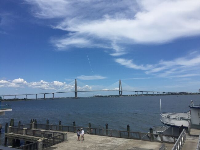 南北戦争が始まった地と言われるサムター要塞が沖合にあり、ボートツアーの発着地にもなっているリバティースクエアですが、無料で港の景色を見ることができ、公園からアメリカ大陸で最大の吊り橋「アーサーラべネルジュニア橋」を眺めることができます。なんとも素敵な港の公園でした。
