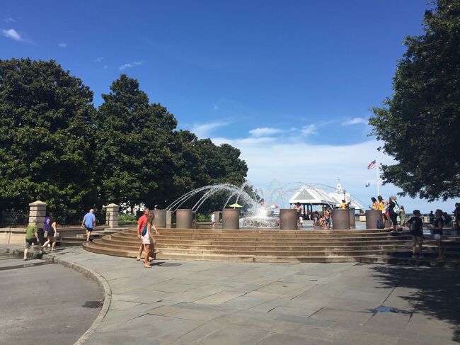 いくつかの噴水があり、ベンチや日陰が多く設置されているチャールストンらしい美しい公園です。北には桟橋もあり、豪華客船の寄港地になっています。