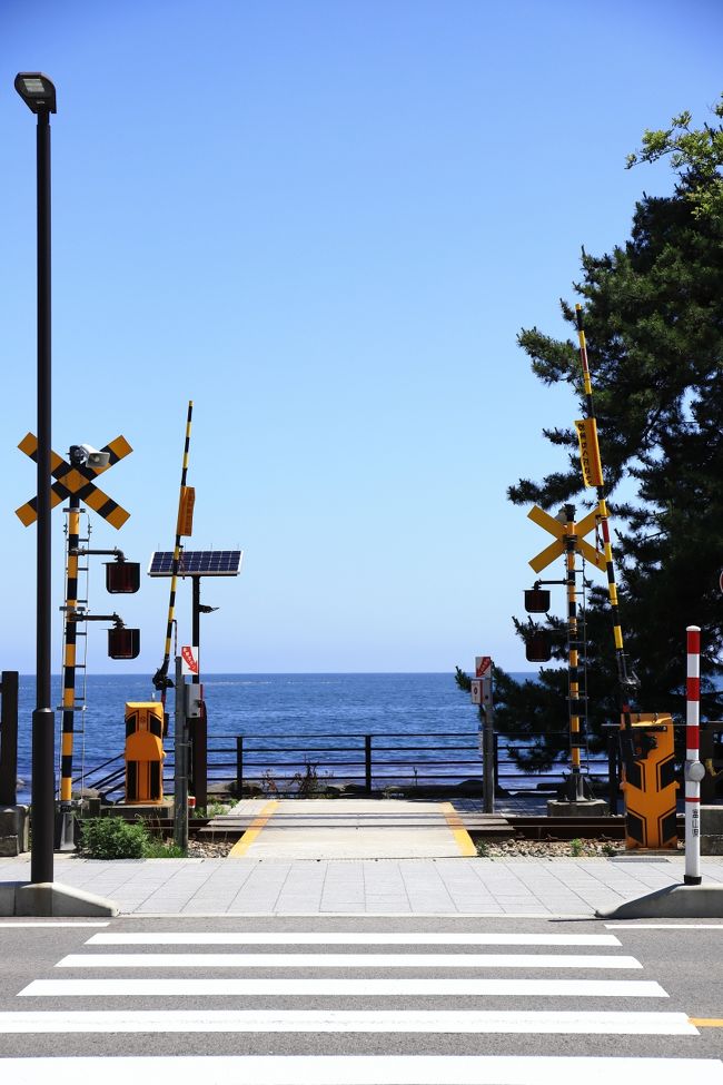 <br />扇沢から立山黒部アルペンルートを通り抜けした翌日、富山市内でレンタカーを借りて富山県内ドライブです。<br />特に行きたいところがあったわけではないですが、海鮮系が食べたいということで、とりあえず氷見方面へ。<br /><br />途中、雨晴海岸にも寄ってみましたが、立山のほうがあいにくの天気で景色としてはちょっと残念・・・。<br />そのまま氷見漁港へ向かい、新鮮な海鮮丼を食べ、なんとなくのノリで千里浜なぎさドライブウェイへ。<br /><br />千里浜なぎさドライブウェイは2度目でしたが、やっぱり車で走れる海岸は何度来ても面白いですよね。<br />でもやっぱり自分の車で来たいですよね(2度目<br /><br />その後、車返却まで微妙な時間が残ったので、能登島の方へ向かい、再び雨晴海岸通って富山方面に戻りました。