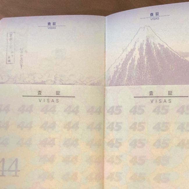 パスポートを申請したのはコロナの外出自粛前だから、もうすぐ5ヶ月になります。<br />発行日から6ヶ月以内に受け取らなければいけないので、そろそろ行かないとな~と思っていました。<br /><br />国内線の飛行機に乗るのにパスポートは不要だけど、伊丹空港から羽田空港へ移動する前に大阪府パスポートセンターに立ち寄って、パスポートを受け取ることにしました。<br /><br />新しいパスポートは、何と!<br />葛飾北斎の富嶽三十六景が背景に描かれていました。