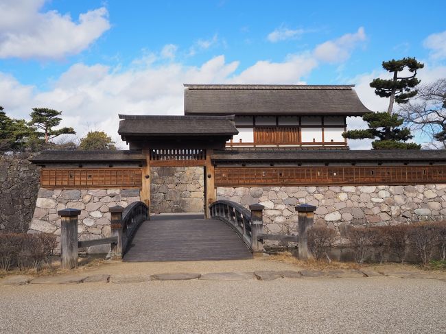 なんか色々あって全然旅行記作成できんかったわ～と愚痴で始まる、今年2月の長野旅行記。長野県の日本百名城に登録されている5城を2泊3日で巡っておりまして、明けて2日目、今回は松本から長野へ移動し、この旅3城目の松代城へ向かいます。<br /><br />築城当時、海津城（貝津城）と呼ばれていたこの城は、武田信玄によって造られ、長野市の中心街から南へ8Km程、武田vs上杉でおなじみ川中島古戦場の近くにあり、武田氏においては川中島戦略の拠点となる場所でした。<br />その後、城は真田信之（真田昌幸嫡男、真田幸村兄）に託され、以後、明治の世となり廃城となるまで約250年、真田氏がこの一帯を治めていたという事で、真田家というと「上田」っていうイメージなんですが、実際はこの辺りが実際一番長きにわたって居を構えていたという事ですね。<br /><br />そんな、もしかしたら真田氏の主要居城としては、上田よりもこちらの方が近いのではないかと思われる城、松代城を見にいきます。<br />