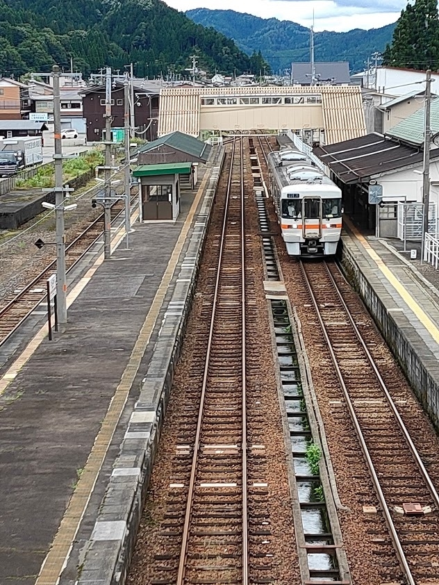 先日の大雨の被害で特急「ワイドビューひだ」が運休となり高山方面のアプローチは富山経由となります。今回は、特急もなく猪谷駅以南は２-３時間に１本しか走っていない普通列車のキハ１２０系とキハ25系に乗り「君の名は」の聖地、飛騨古川までを往復しました。